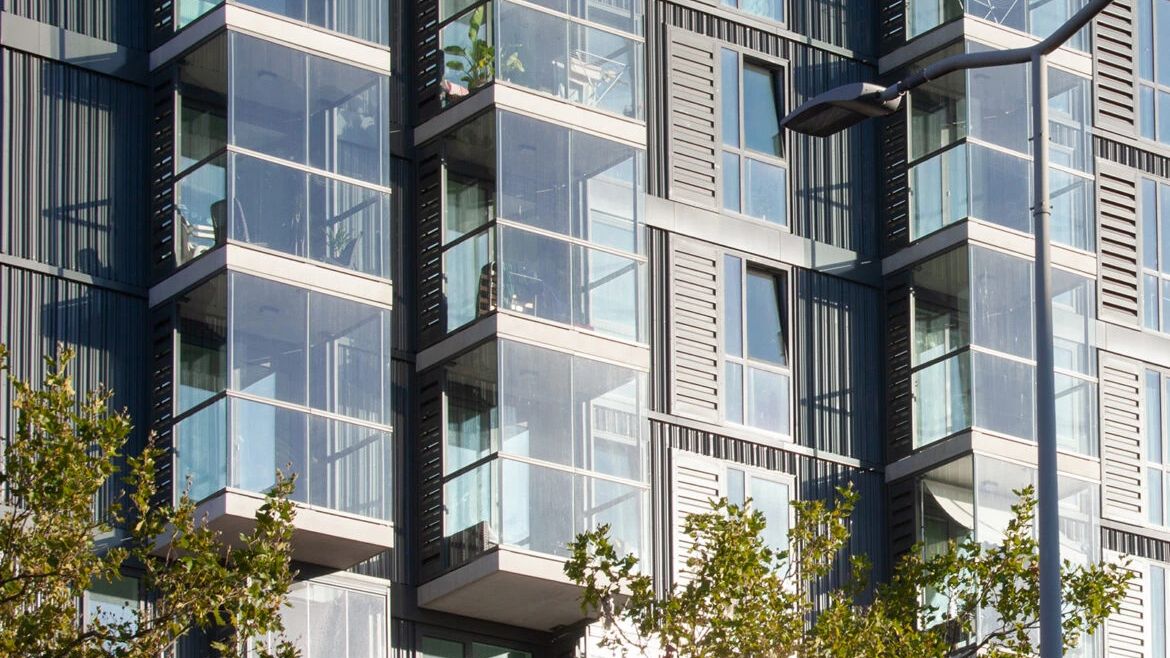 Appartementengebouw met glazen balkons